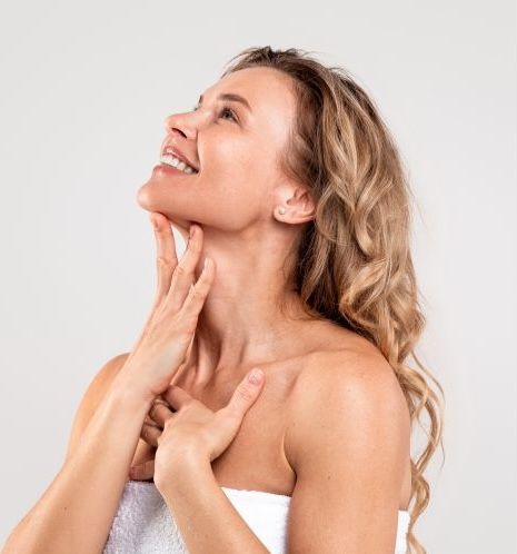 Smiling woman with elegant makeup and hairstyle.